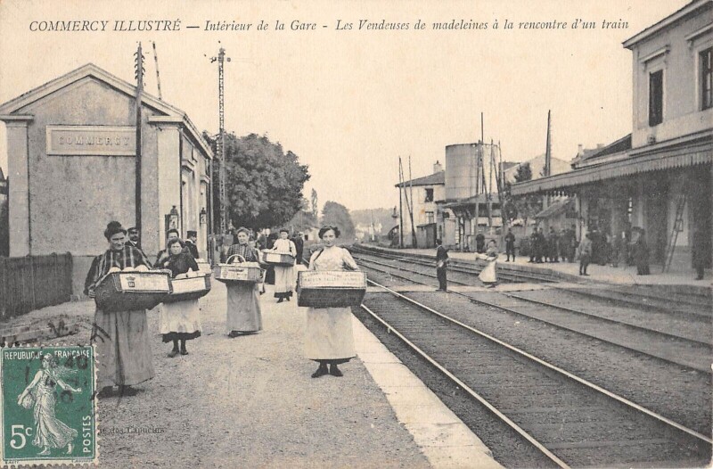 Carte postale ancienne Commercy Interieur De La Gare Les Vendeuses De Madeleines A La Rencontre à Commercy