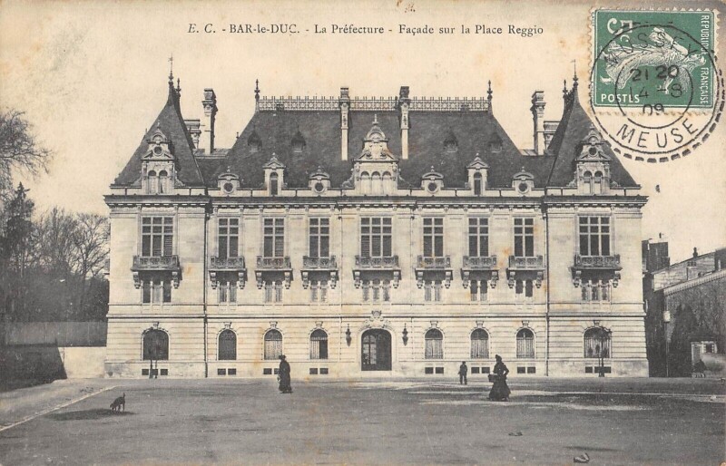Carte postale ancienne Bar Le Duc La Prefecture Facade Sur La Place Reggio à Bar-le-Duc