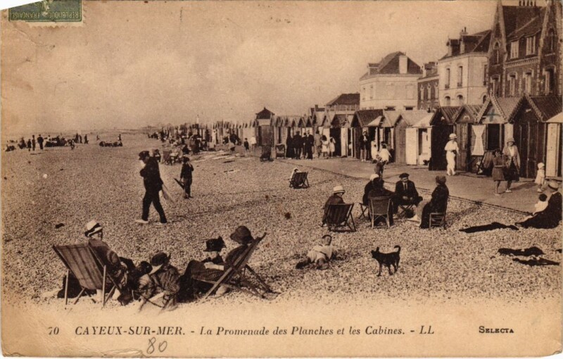 Carte postale ancienne Cayeux-sur-Mer La Promenade des Planches et les Cabines à Cayeux-sur-Mer