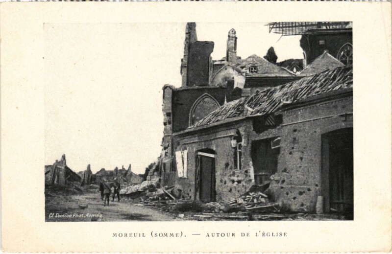 Carte postale ancienne Moreuil Autour de l'Eglise à Moreuil