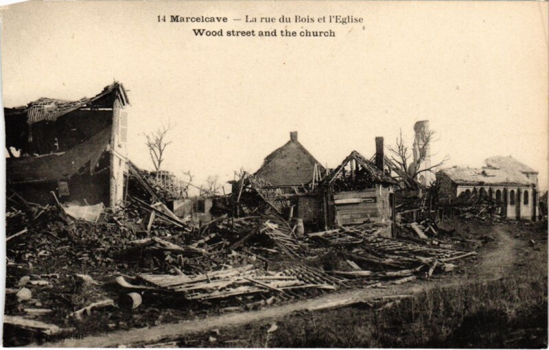 Carte postale ancienne Marcelcave La Rue du Bois et l'Eglise - Ruines à Marcelcave