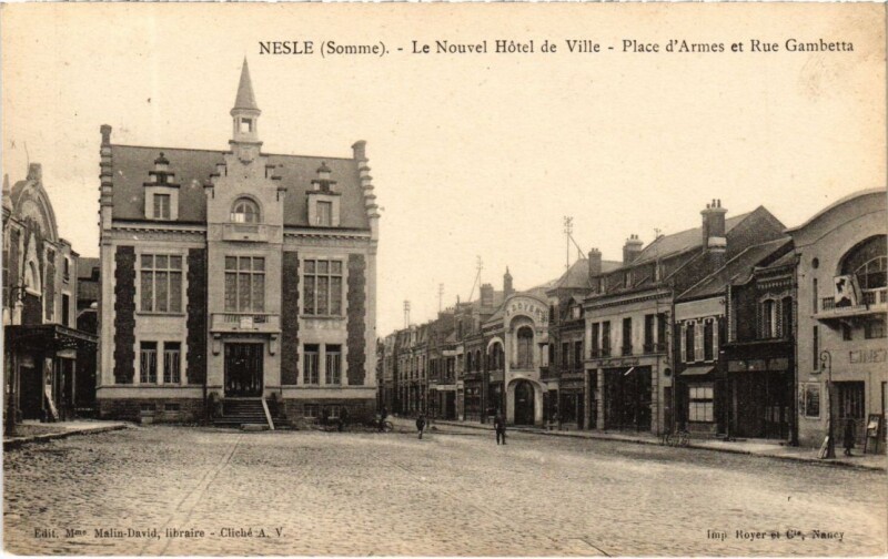 Carte postale ancienne Nesle Le Nouvel Hotel de Ville - Place d'Armes et Rue Gambetta à Nesle