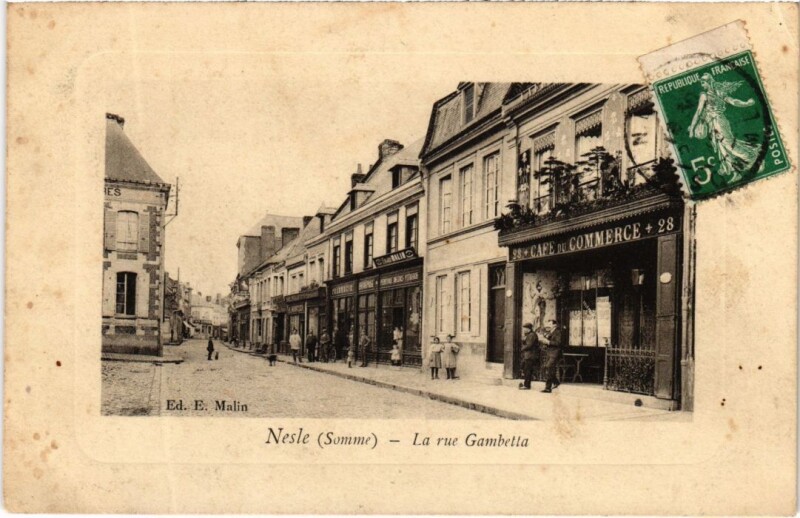 Carte postale ancienne Nesle La Rue Gambetta à Nesle