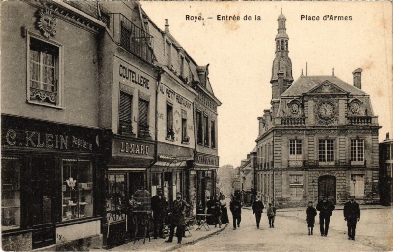 Carte postale ancienne Roye Entree de la Place d'Armes