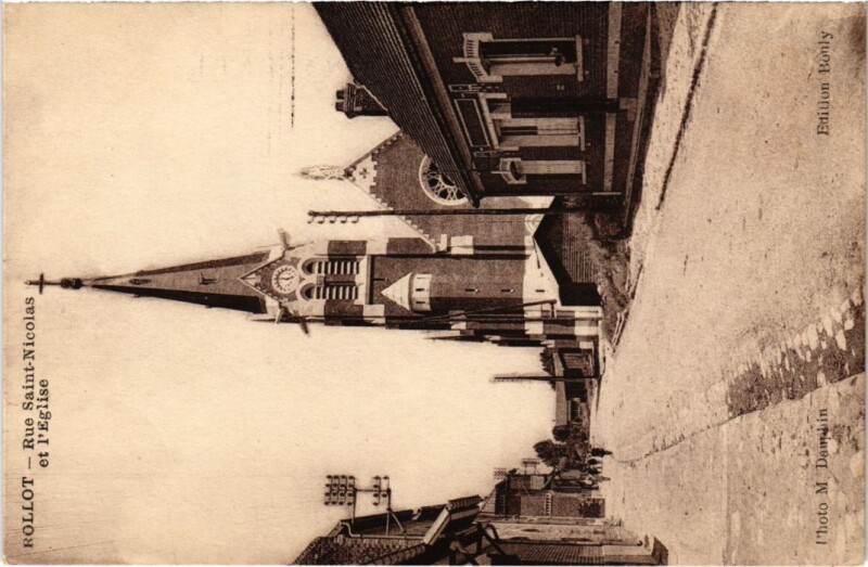Carte postale ancienne Rollot Rue Saint-Nicolas et l'Eglise à Rollot