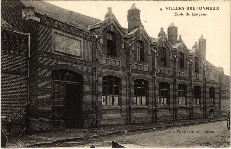 Carte postale ancienne Villers-Bretonneux Ecole de Garcons à Villers-Bretonneux