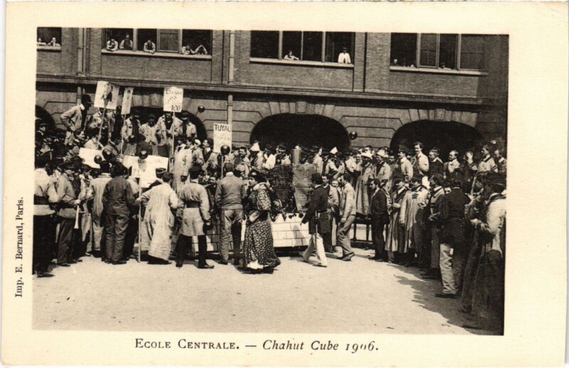 Carte postale ancienne Paris 3e Ecole Centrale 1906 Chahut Cube à Paris 3e