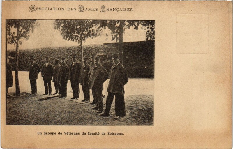 Carte postale ancienne Assoc. de Dames Francaises Gourpe de Vetarans à Soissons