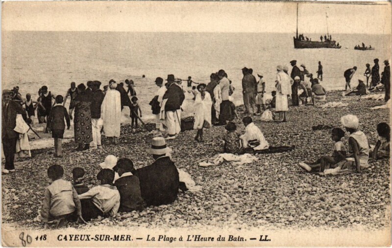 Carte postale ancienne Cayeux-sur-Mer La Plage a l'Heure du Bain à Cayeux-sur-Mer