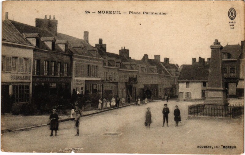 Carte postale ancienne Moreuil Place Parmentier à Moreuil