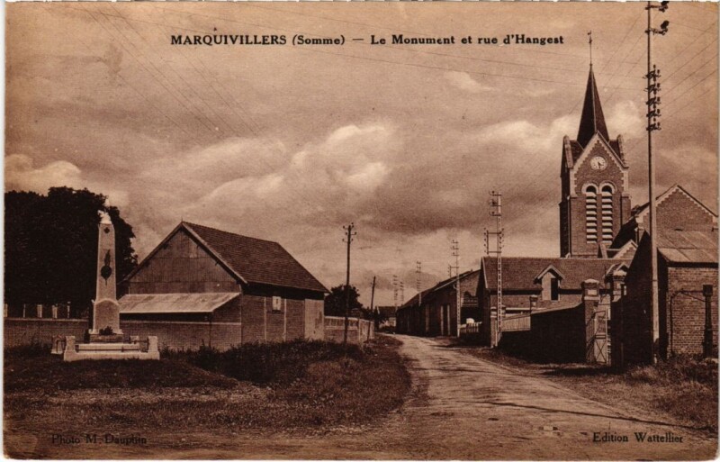Carte postale ancienne Marquivillers Le Monument et Rue d'Hangest à Marquivillers