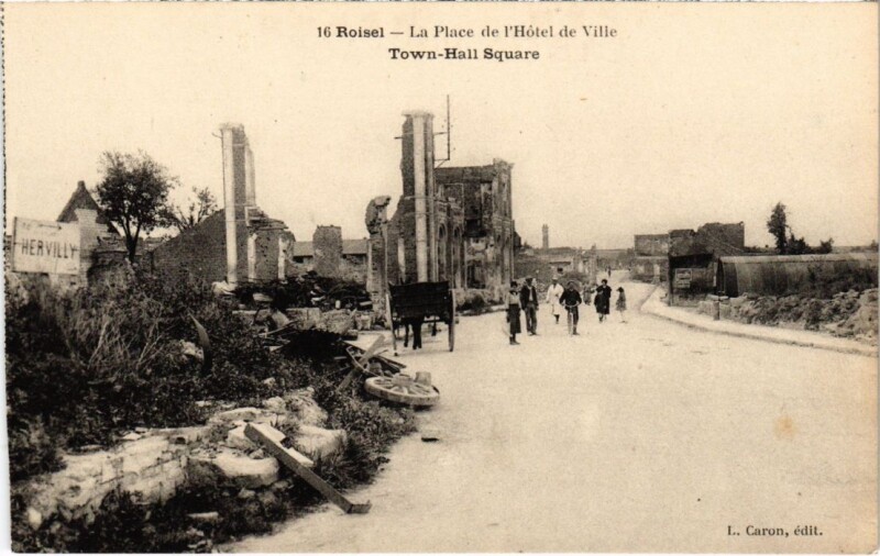 Carte postale ancienne Roisel La Place de l'Hotel de Ville - Ruines à Roisel