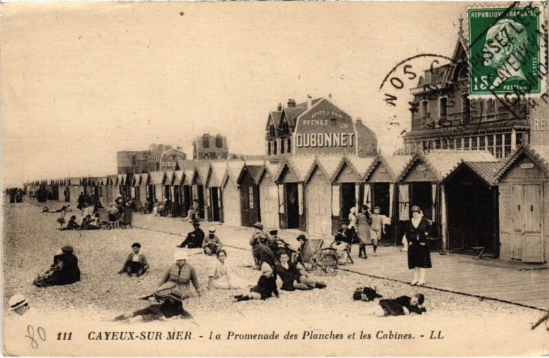 Carte postale ancienne Cayeux-sur-Mer La Promenade des Planches et les Cabines à Cayeux-sur-Mer