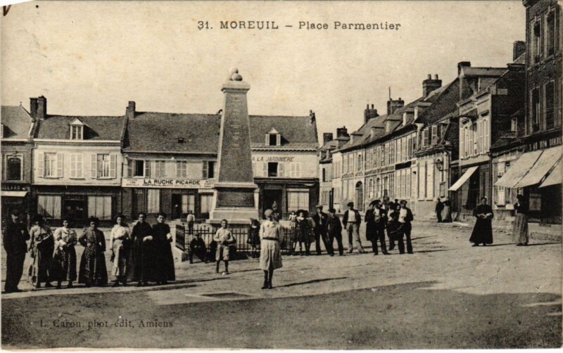 Carte postale ancienne Moreuil Place Parmentier à Moreuil