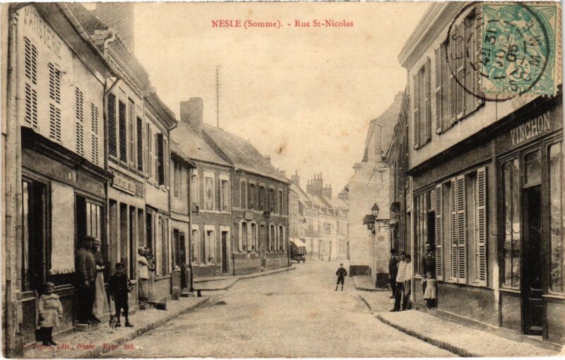 Carte postale ancienne Nesle Rue Saint-Nicolas à Nesle