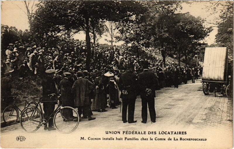 Carte postale ancienne Paris Union Federale des Locataires M. Cochon installe 8 familles