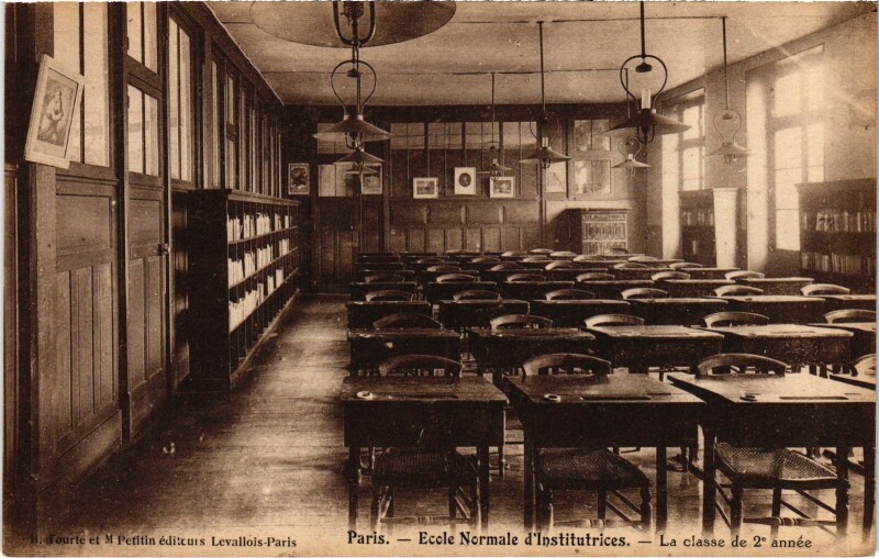 Carte postale ancienne Ecole Normale d'Institutrices - La classe de 2e année à Paris 17e