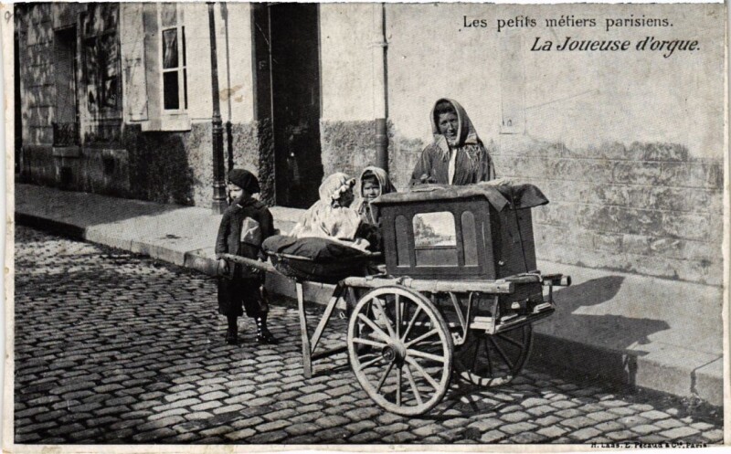 Carte postale ancienne Paris Petits Metiers la joueuse d'orgue