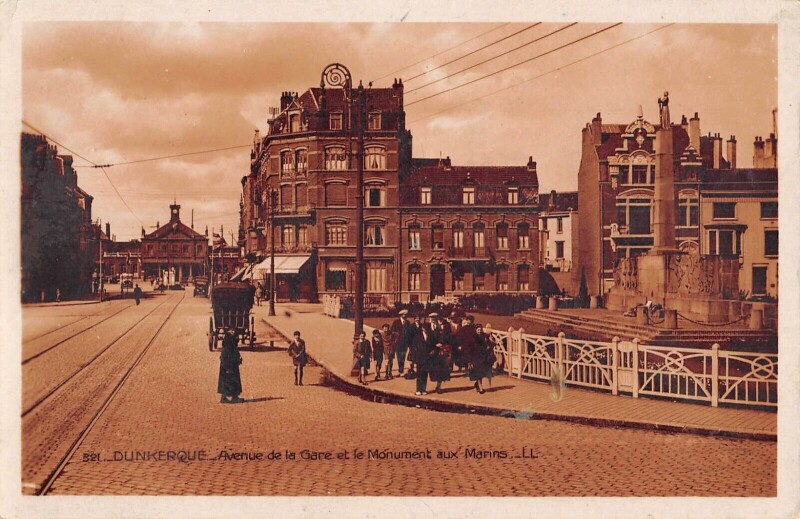 Carte postale ancienne Dunkerque Avenue De La Gare Et Monument Aux Marins à Dunkerque