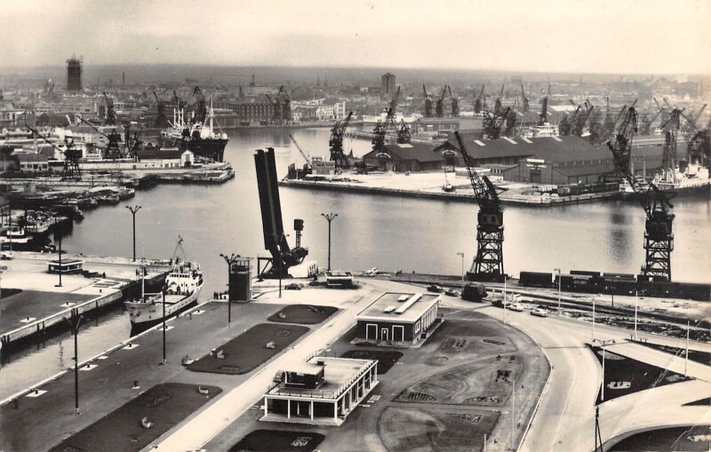 Carte postale ancienne Dunkerque Le Port Vu Du Phare à Dunkerque