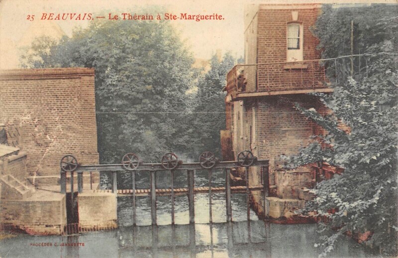 Carte postale ancienne Beauvais Le Therain A Sainte Marguerite à Beauvais