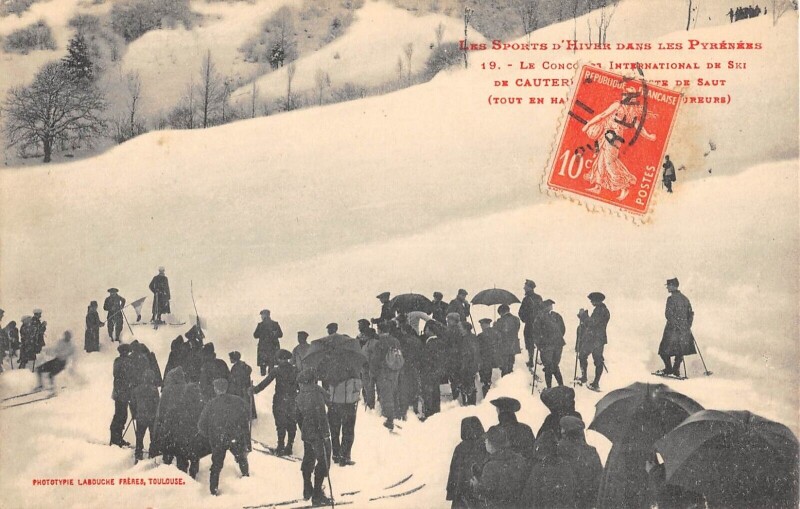 Carte postale ancienne Sports D'Hiver Dans Les Pyrenees Concours De Ski De Saut