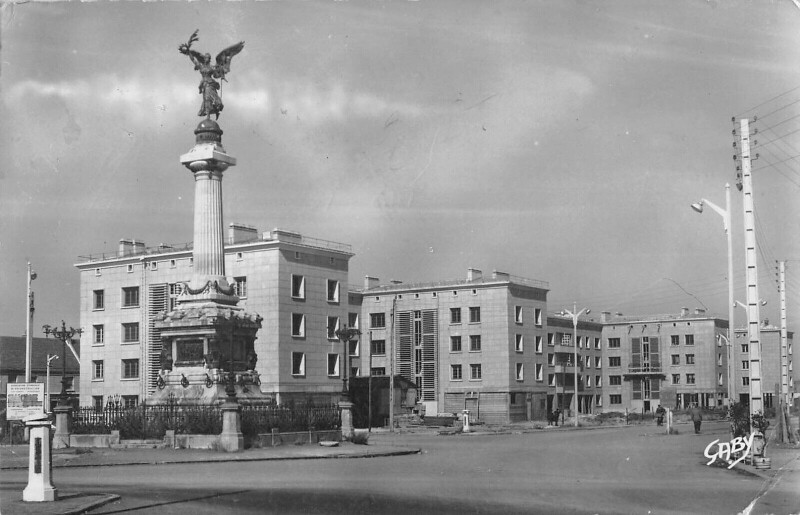 Carte postale ancienne Dunkerque Place Et Monument De La Victoire à Dunkerque