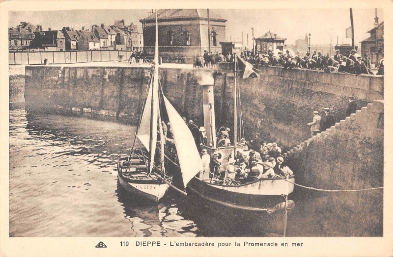Carte postale ancienne Dieppe Embarcadere Pour La Promenade En Mer à Dieppe