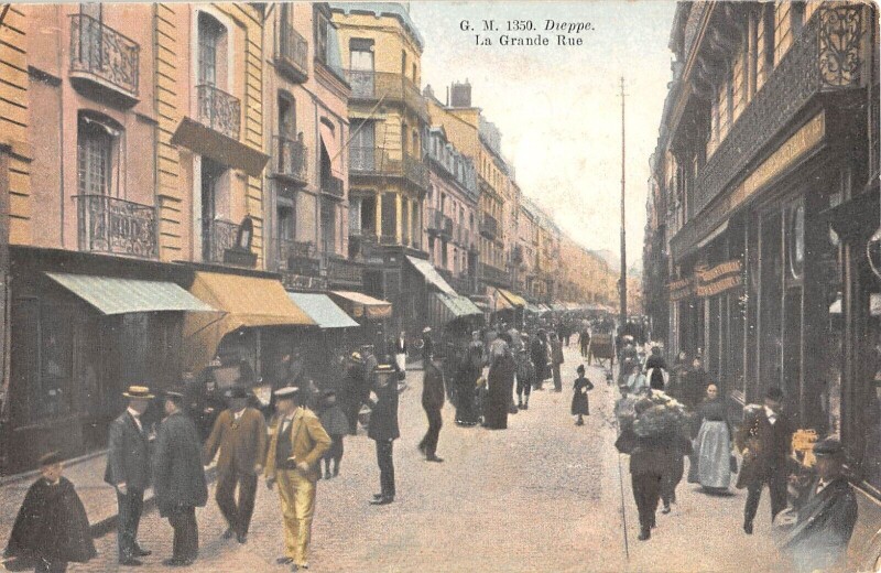 Carte postale ancienne Dieppe La Grande Rue à Dieppe