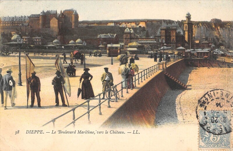 Carte postale ancienne Dieppe Le Boulevard Maritime Vers Le Chateau à Dieppe