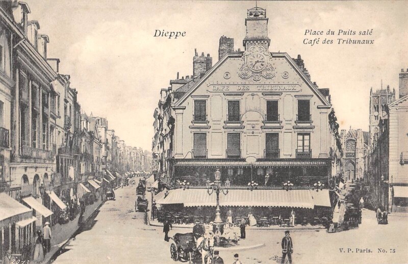 Carte postale ancienne Dieppe Place Du Puits Sale Cafe Des Tribunaux à Dieppe