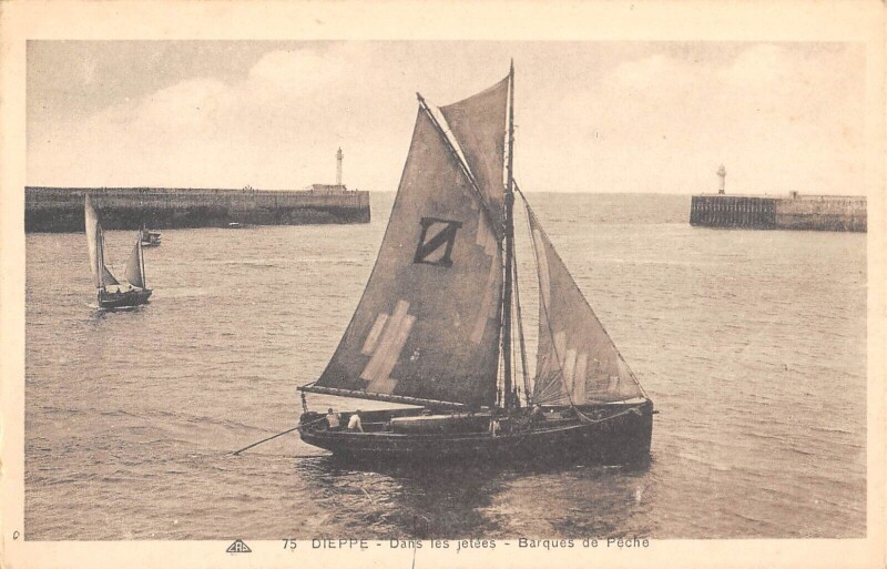 Carte postale ancienne Dieppe Dans Les Jetees Barques De Peche à Dieppe
