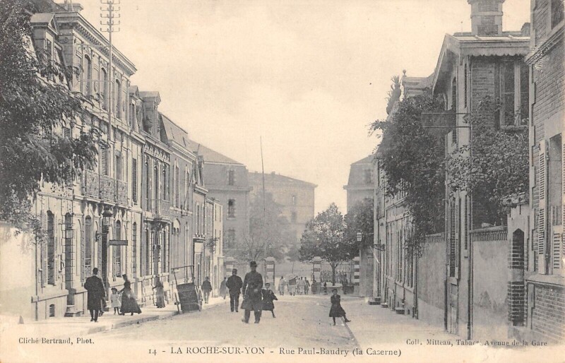 Carte postale ancienne La Roche Sur Yon Rue Paul Baudry La Caserne à La Roche-sur-Yon