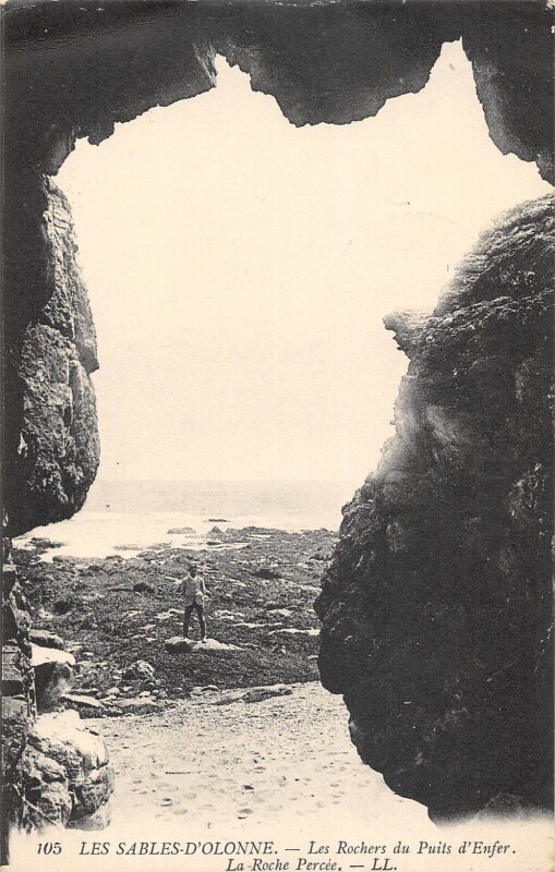 Carte postale ancienne Les Sables D'Olonne Les Rochers Du Puits D'Enfer La Roche Percee aux Sables-d'Olonne