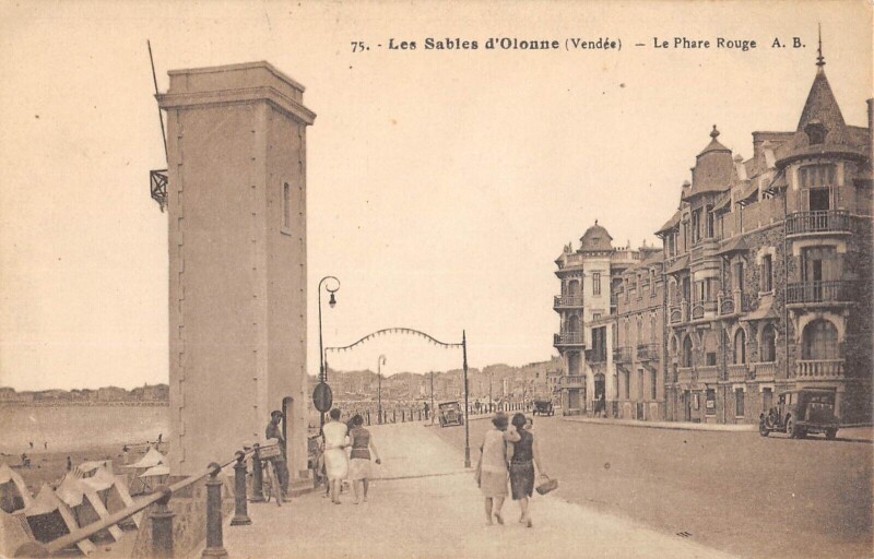 Carte postale ancienne Les Sables D'Olonne Le Phare Rouge aux Sables-d'Olonne