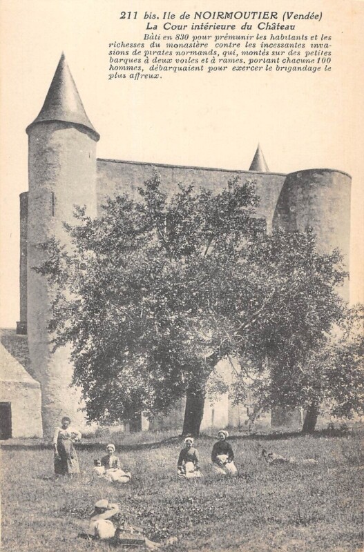 Carte postale ancienne Ile De Noirmoutier La Cour Interieure Du Chateau