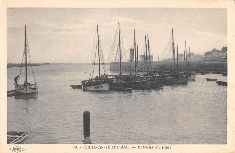 Carte postale ancienne Croix De Vie Bateaux En Rade