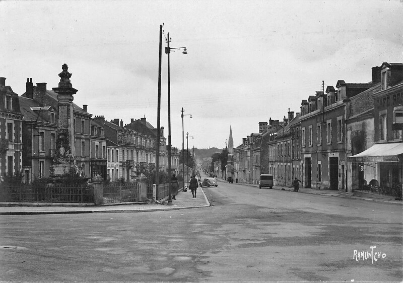 Carte postale ancienne Fontenay Le Comte Rue De La Republique à Fontenay-le-Comte