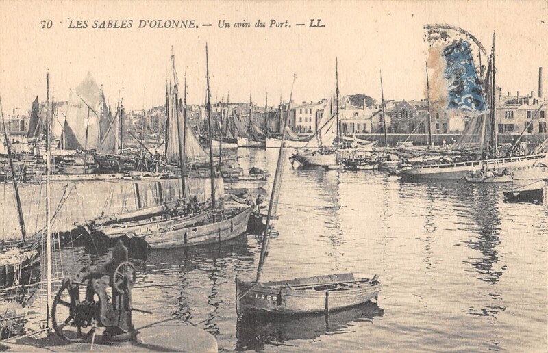 Carte postale ancienne Les Sables D'Olonne Un Coin Du Port aux Sables-d'Olonne