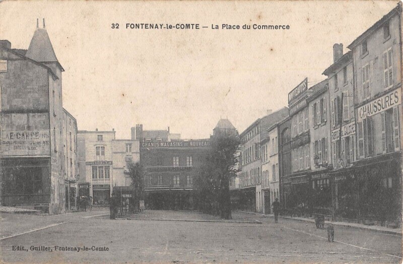 Carte postale ancienne Fontenay Le Comte La Place Du Commerce à Fontenay-le-Comte