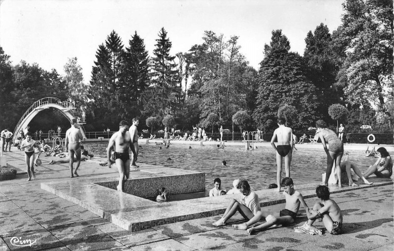 Carte postale ancienne Vittel La Piscine à Vittel