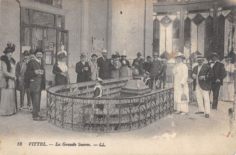 Carte postale ancienne Vittel La Grande Source à Grand