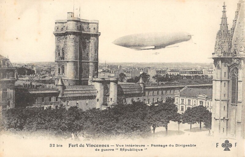 Carte postale ancienne Fort De Vincennes Passage Du Dirigeable De Guerre Republique à Vincennes
