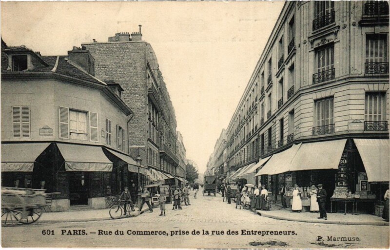Carte postale ancienne Rue du Commerce, prise de la rue des Entrepreneurs à Paris 15e