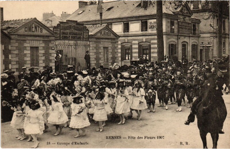 Carte postale ancienne Rennes Fete des Fleurs Groupe d'Enfants à Rennes