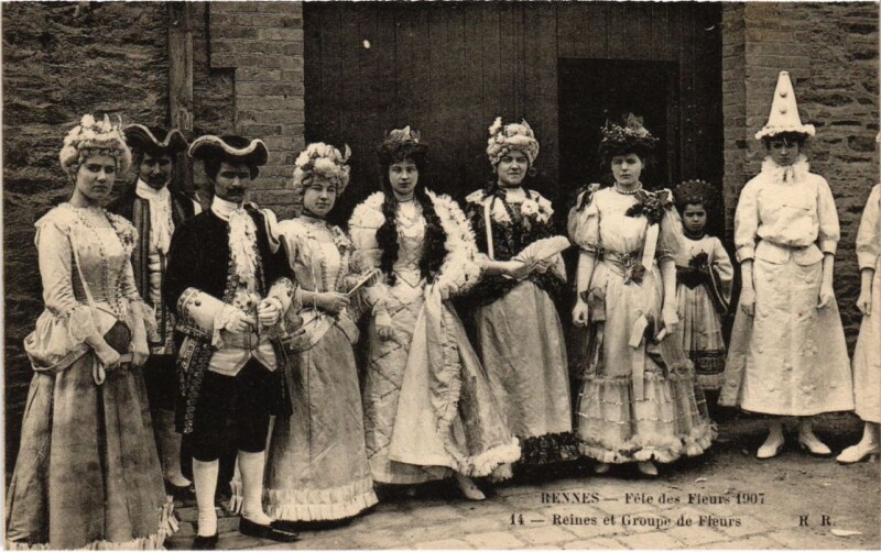 Carte postale ancienne Rennes Fete des Fleurs Reines et Groupe de Fleurs à Rennes