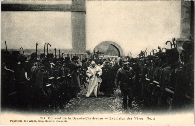 Carte postale ancienne Couvent de la Grande Chartreuse Expulsion des Peres 1903