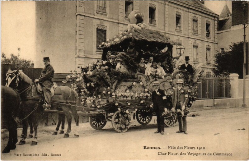 Carte postale ancienne Rennes Fete des Fleurs Char Fleuri à Rennes
