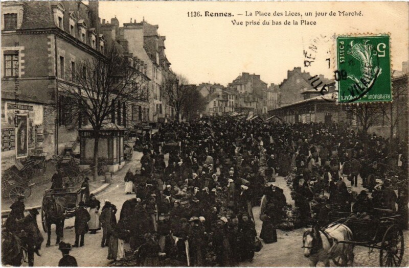 Carte postale ancienne Rennes Place des Lices un jour de Marche à Rennes