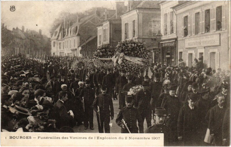 Carte postale ancienne Bourges Funerailles des Victimes Explosion 1907 à Bourges